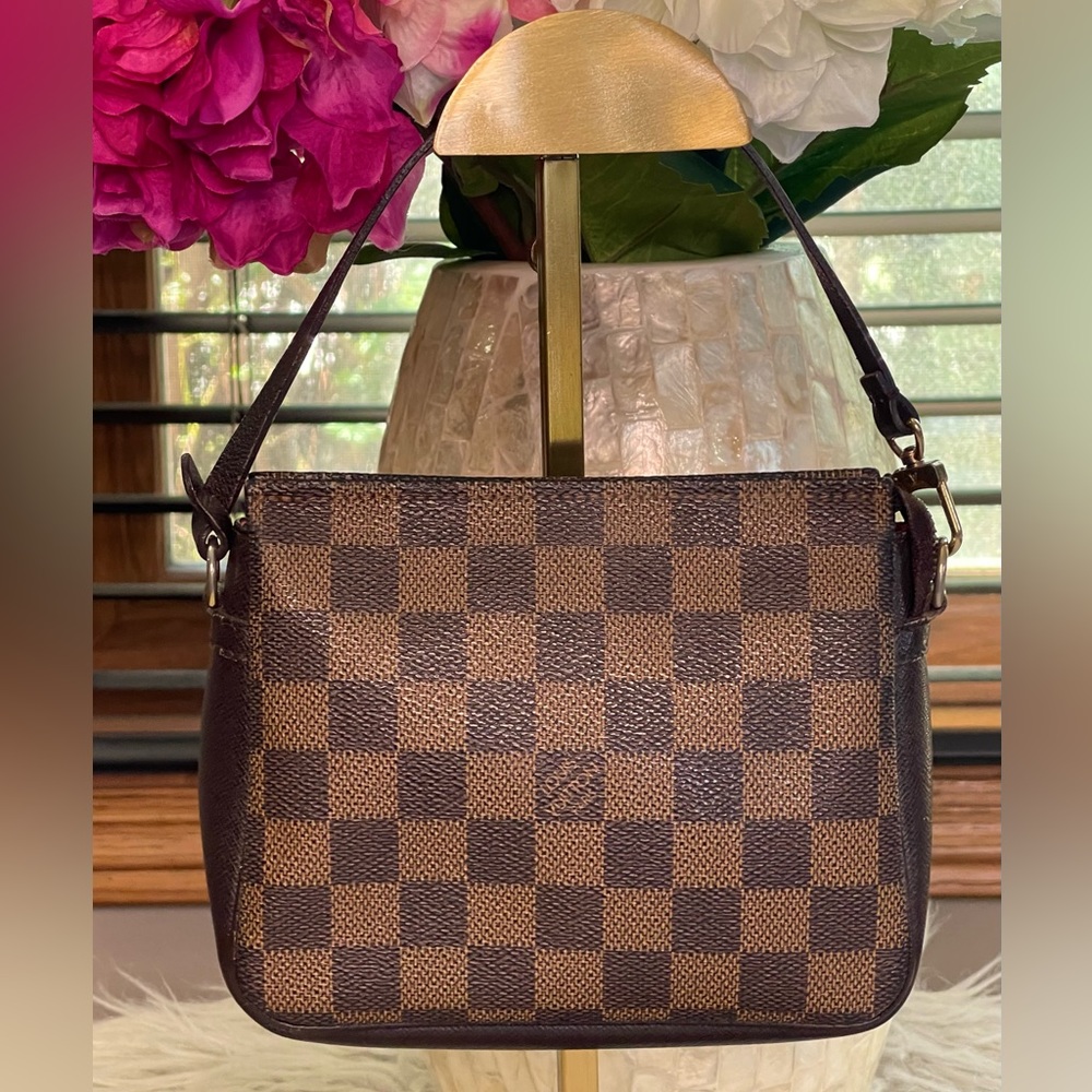 Authentic LOUIS VUITTON Monogram Truth Bag